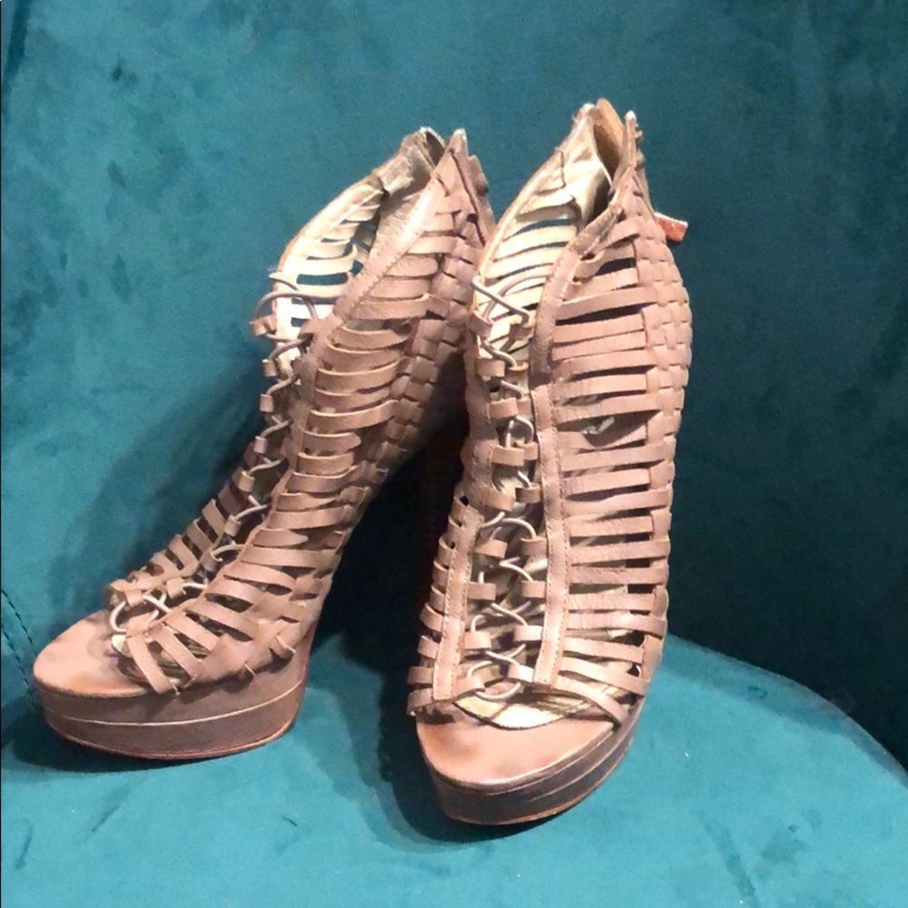 Mia shadow Leather Heel Zip Back Great Condition 9